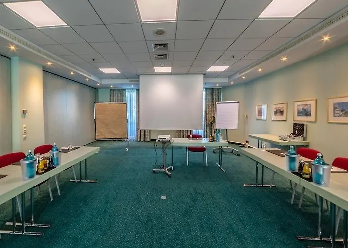 Отель Amadeus Frankfurt 4*